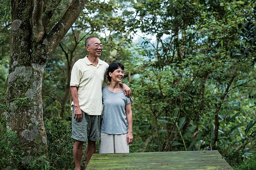 移居長濱的張念陽和陳慈佈，買地自建「陽光佈居」，在偏鄉遇見不一樣的自己。