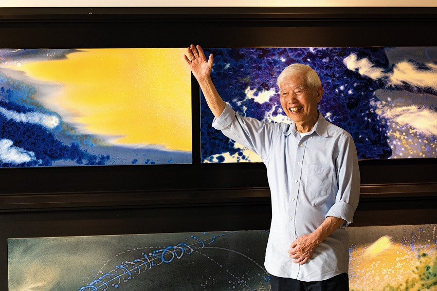 Even in his twilight years, Sun Chao finds pleasure in endless creation of porcelain panel paintings. (photo by Chuang Kung-ju)