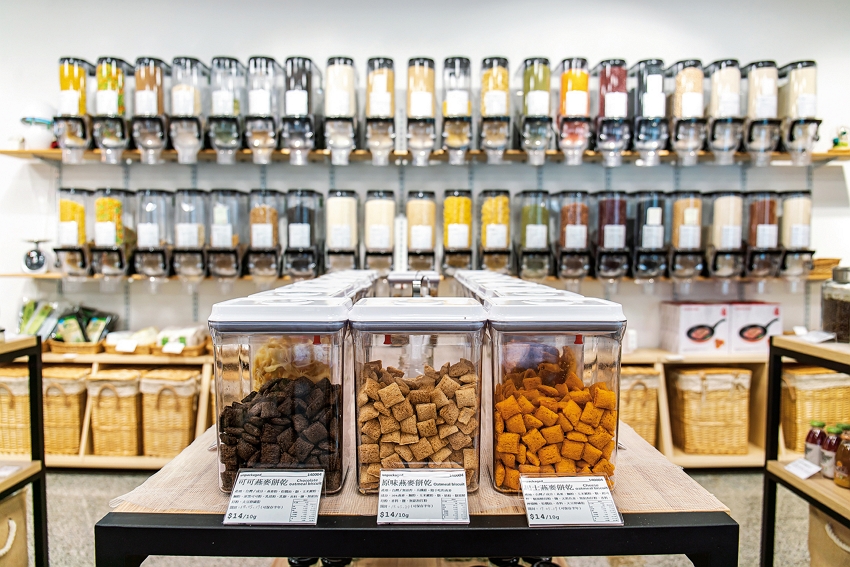 The “Unpackaged.U” store maintains the spirit of an old-fashioned general store but has a rigorous approach to quality control in terms of food safety and freshness.