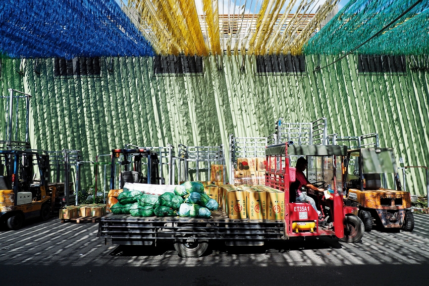 Xiluo fruit and vegetable market (photo by Jimmy Lin)