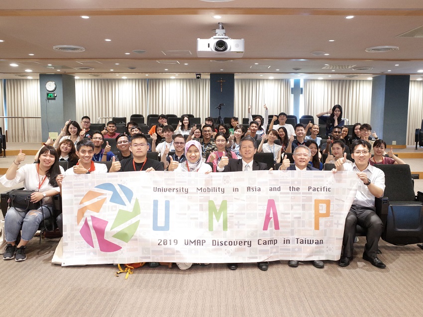 Participating officials and students give the thumbs-up at the opening of the UMAP Discovery Camp Aug. 5 in Taipei City. (Courtesy of MOE)