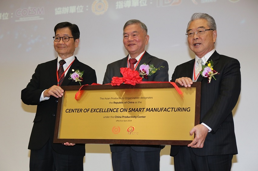 MOEA Minister Shen Rong-jin (center) joins APO Taiwan Director Rock Hsu (right) and APO Secretary-General Santhi Kanoktanaporn in launching the Center of Excellence on Smart Manufacturing Aug. 6 in Taichung City, central Taiwan. (Courtesy of Taichung City Government)