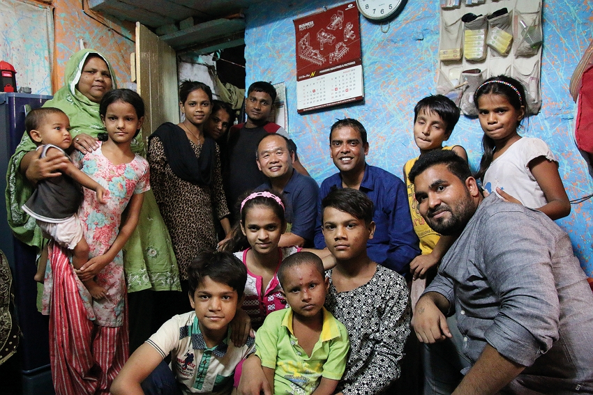 Hsieh Chi-mou, who also heads up the Chinese Rock Leadership Association, has long been active in helping Indians living in slums and impoverished children in Nepal and Thailand’s Golden Triangle. Here, Hsieh poses with residents of a poor Indian neighborhood. (courtesy of Hsieh Chi-mou)