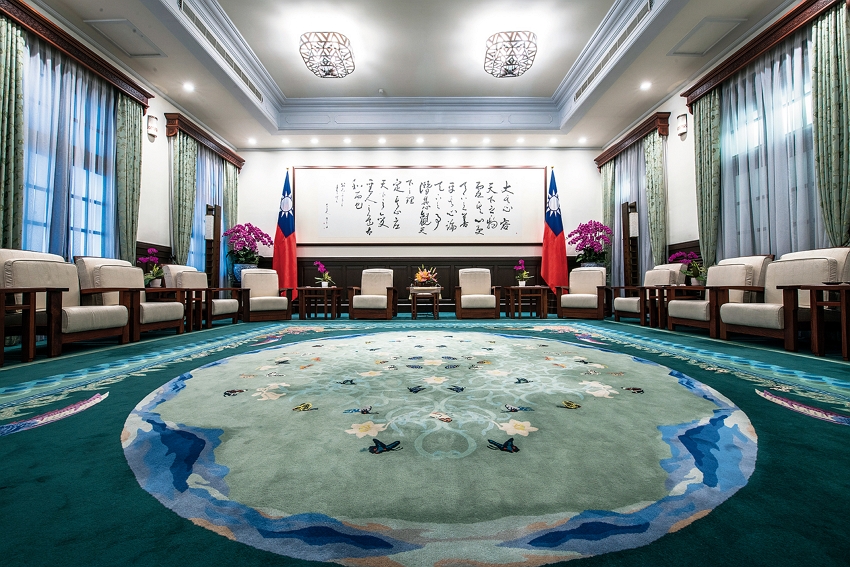 Taiwanese aesthetics inform the Presidential Office Building’s reception rooms. The “Taiwan Green Hall,” shown here, features a work by a master calligrapher and a carpet decorated with images of Taiwanese flora and fauna. (photo by Chuang Kung-ju)