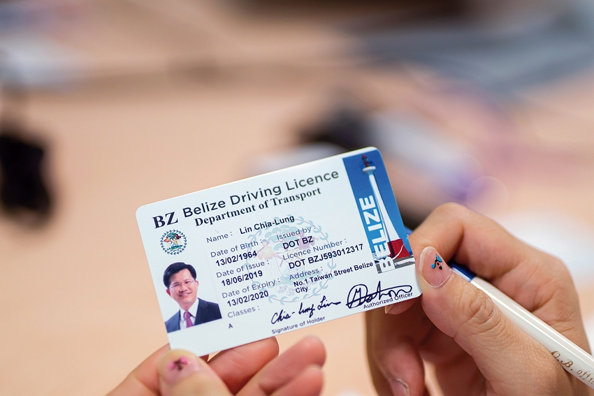 Hyweb Technology introduced Taiwan’s outstanding ID printing systems and equipment to Belize to help resolve problems stemming from fake driver’s licenses. The photo shows a Belize driver’s license printed for Lin Chia-lung, Taiwan’s minister of transportation and communications, at a ceremony celebrating 30 years of friendly relations with Belize. (photo by Lin Min-hsuan)