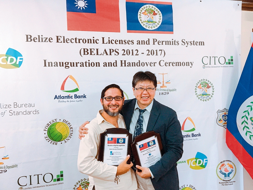 凌網科技蘇啟之(右)在貝里斯的關貿電子證照簽核系統的啟用典禮上,與當地標準局局長開心合影。(凌網科技提供)