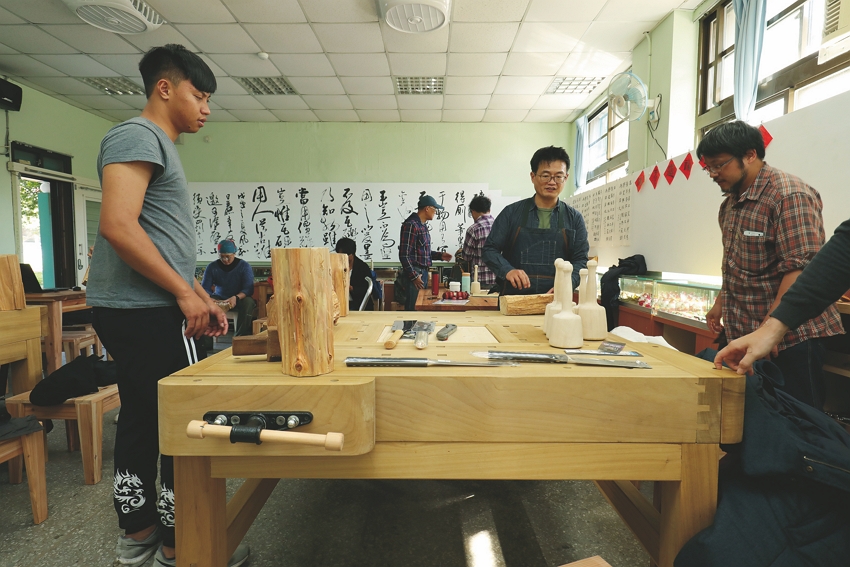 Kaki meja kayu yang dibuat Sanhe Wood Art, menggunakan cara kerja pembuatan meja sembahyang yang sangat kokoh.