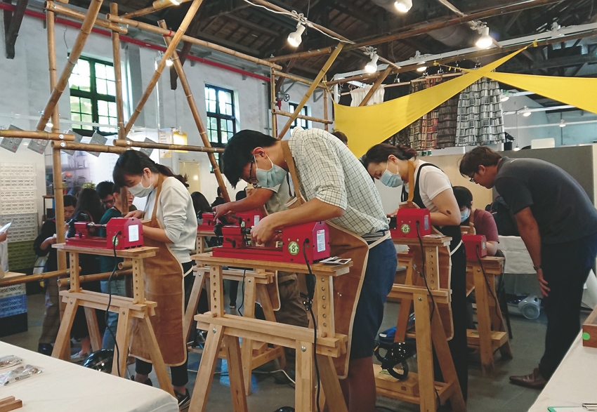 Pelajaran membuat pensil kayu dengan mesin bubut kayu, dari proses pembuatan, murid-murid dapat merasakan bagaimana proses membuat pensil kayu. (Foto: Taiwan School of Arts & Crafts)