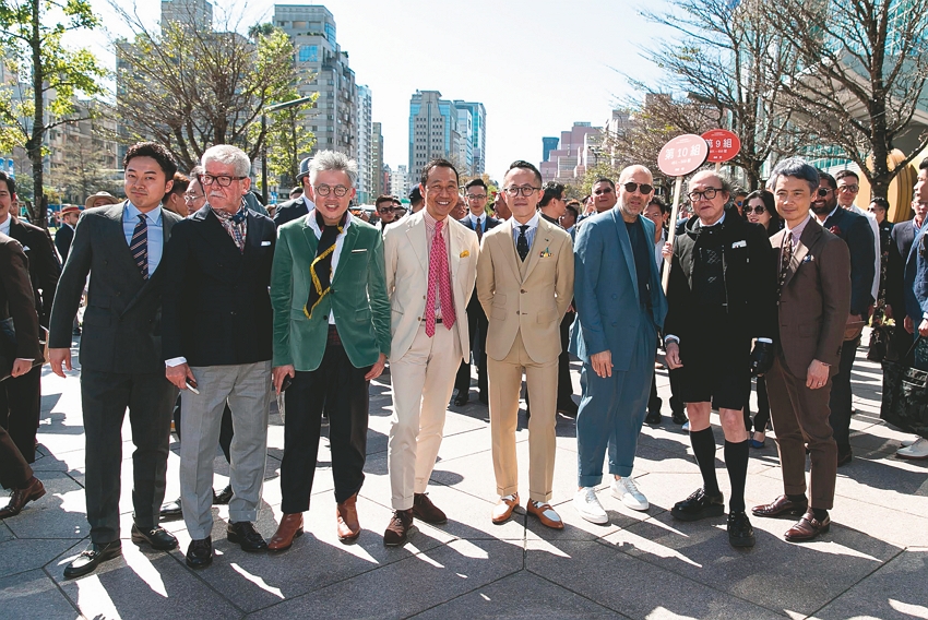 Peragaan busana Suit Walk bertujuan untuk mengguncang kebudayaan busana setelan jas pria.(Foto: Brian Shih)