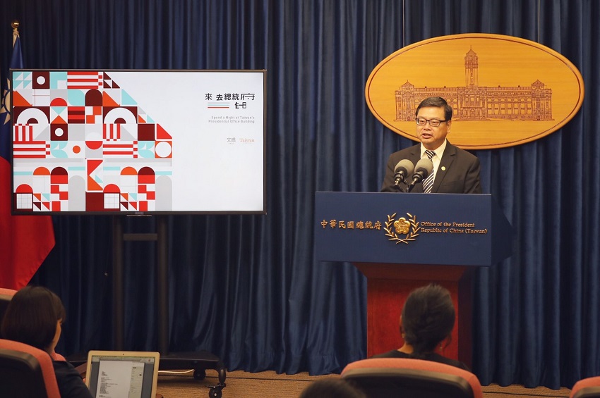 Tourism Bureau Deputy Director-General Chang Shi-chung promotes the trailblazing Presidential Office sleepover promotion Aug. 12 in Taipei City. (Courtesy of PO)