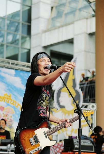 To add to the enjoyment, the organizers invited well-known Thai rocker Pee Saderd to perform.