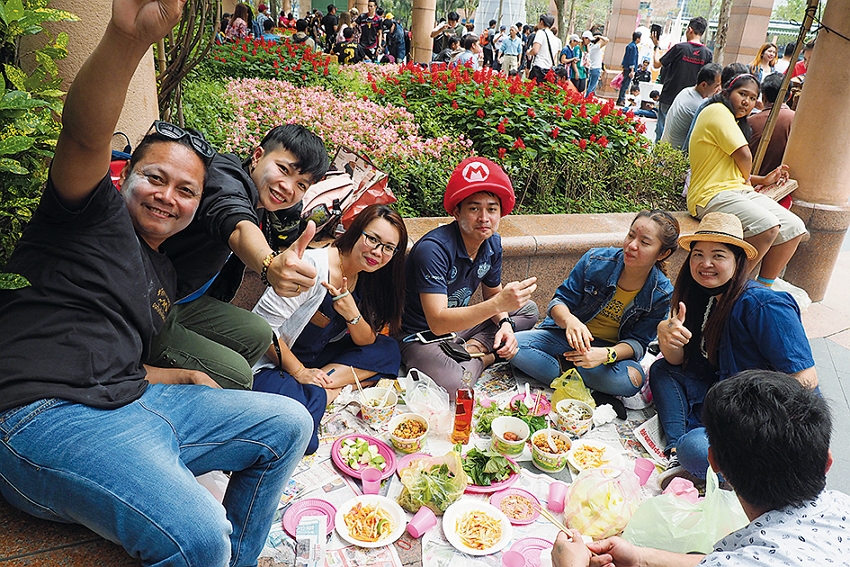 Thai workers from all over Taiwan took a hard-earned vacation and came together to celebrate Songkran and usher in the Thai New Year.