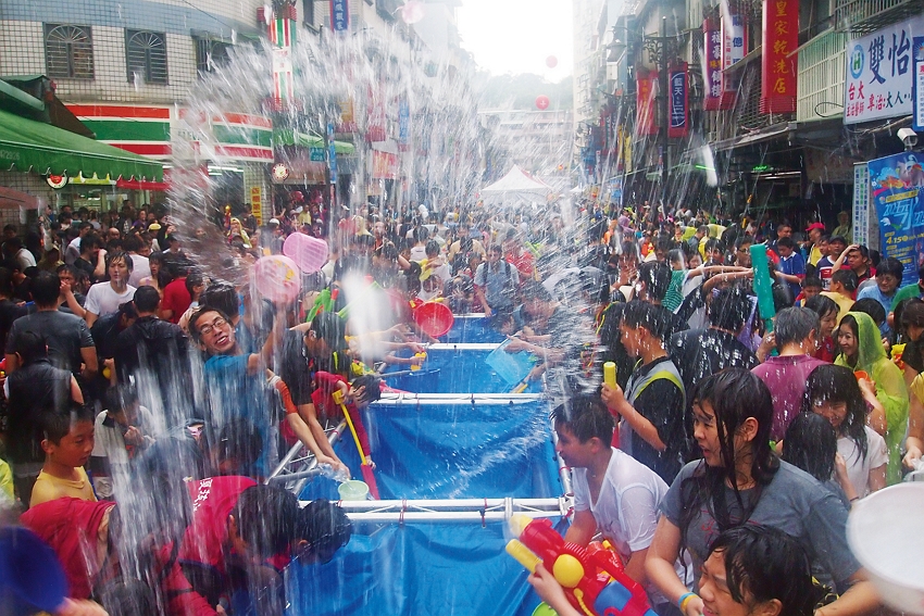 Across Taiwan, celebrations of Songkran take place with a Taiwanese twist, highlighting the cultural melting pot the country is becoming. This photo shows the Songkran Festival held at Huaxin Street in New Taipei City’s Zhonghe District. (photo by Jimmy Lin)