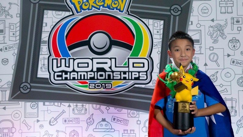 Tại Giải vô địch thế giới Pokémon 2019 tổ chức vào ngày 16/8 tại Washington D.C (Mỹ), cậu bé Ngô Tỉ (Pi Wu), 10 tuổi, đến từ Đài Loan đã giành chức vô địch nội dung trò chơi điện tử lứa tuổi thiếu nhi. Em là người chơi đầu tiên của Đài Loan giành được vinh dự đặc biệt này (Ảnh: Fb Pokémon, LTN)