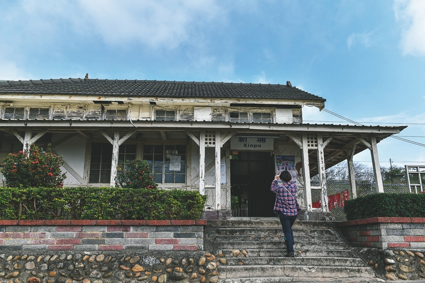 Stasiun Tanwen, Dashan dan Xinpu memiliki tata letak serupa. Semenjak tahun 1922 hingga sekarang, telah beroperasi hampir seratus tahun. Ketiga bangunan bersejarah ini masih mempertahankan desain aslinya, dan menjadi saksi akan pembangunan rel pesisir pantai