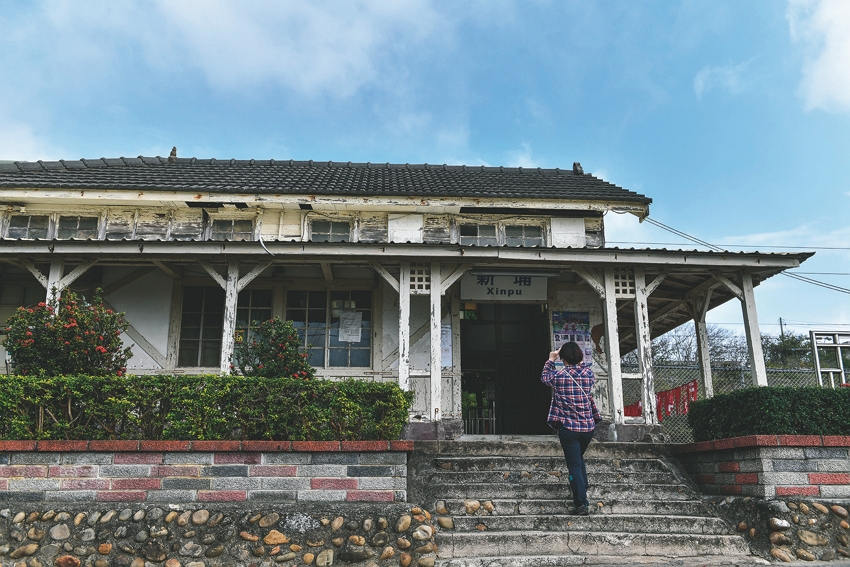 Stasiun Tanwen, Dashan dan Xinpu memiliki tata letak serupa. Semenjak tahun 1922 hingga sekarang, telah beroperasi hampir seratus tahun. Ketiga bangunan bersejarah ini masih mempertahankan desain aslinya, dan menjadi saksi akan pembangunan rel pesisir pantai