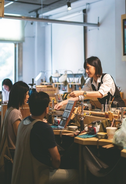 Guru mengajar dengan penuh perhatian di studio Grass Hill Jewelry, suasana yang nyaman, membuat setiap eksperimen sangat berkesan.