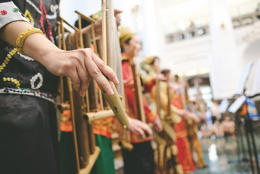 Setiap angklung akan mengeluarkan satu nada, jika ingin memainkan sebuah lagu dengan merdu, maka membutuhkan banyak latihan dan menguji kekompakkan para anggota.