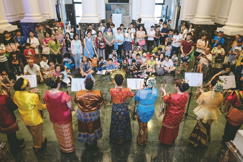 Angklung mampu menghasilkan musik yang bernada indah, memukau perhatian para pengunjung.