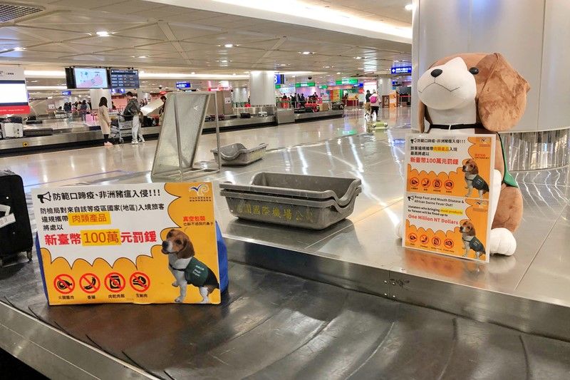 Signs at Taiwan Taoyuan International Airport warn passengers of the NT$1 million maximum fine for illegally bringing meat products into the country. (CNA)