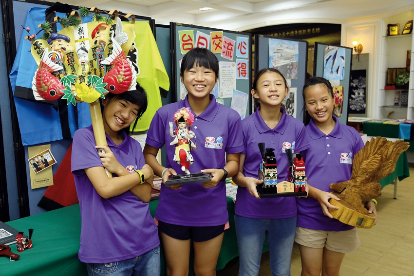 Students who visited Japan’s Kitazono Elementary School this June happily show off their souvenirs from the exchange program. (photo by Jimmy Lin)