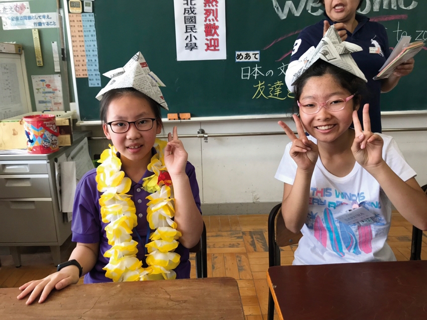 北成國小學生在日本北園小學校入班體驗,與日本接待學生共同學習摺日本武士頭盔。(北成國小提供)