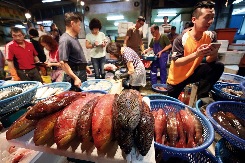 Kemajuan teknologi penangkapan ikan dan maraknya penangkapan ilegal secara global, menyebabkan krisis berkurangnya sumber daya perikanan dan melambungnya harga ikan di pasar.