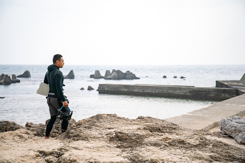 Su Huai membawa kamera kedap airnya bersiap-siap untuk terjun ke laut.