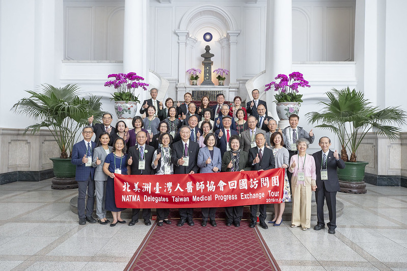 President Tsai Ing-wen (front, sixth right) gives the thumbs-up alongside members of a NATMA delegation Nov. 4 at the Presidential Office in Taipei City. (Courtesy of PO)