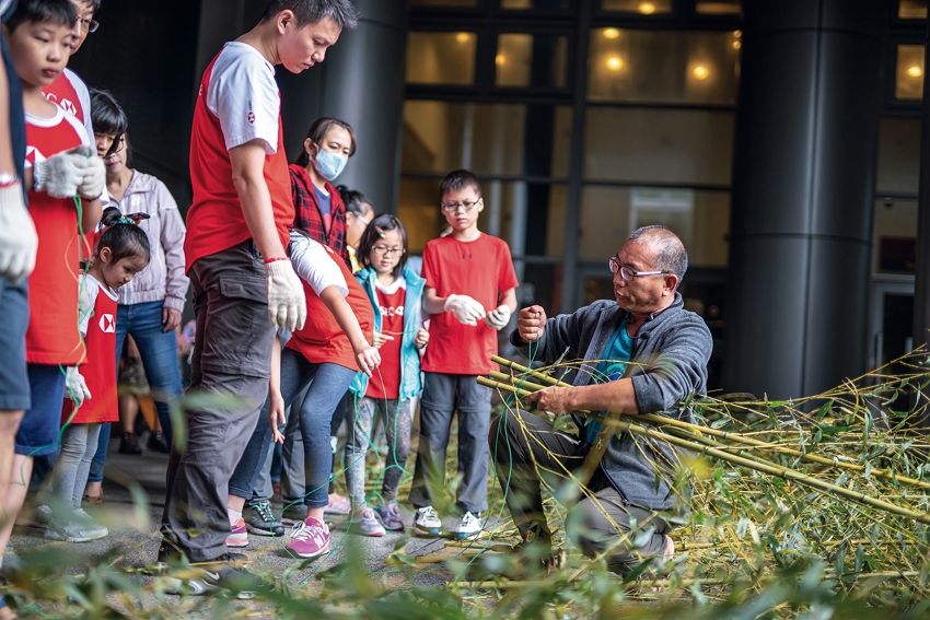 Wang Ming-hsiang shows adults and children how to make spawning refuges for the bigfin reef squid, while also spreading the message of nature conservation. (photo by Lin Min-hsuan)