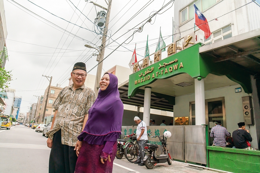 Yasin Huang and Rachmatul Chasanah together built Taoyuan’s At-Taqwa Mosque in hopes of providing local Muslims with a place to unburden themselves of the stresses in their lives. (photo by Lin Min-hsuan)