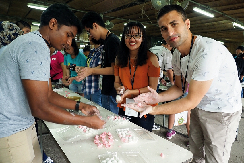 DIY activities such as making rice vermicelli or glutinous rice balls give overseas students a taste of Hakka culture. (photo by Jimmy Lin)