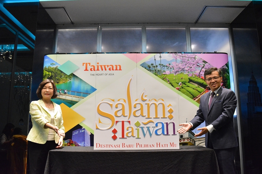 洪大使慧珠與觀光組周主任士弼一起揭開「Salam Taiwan」2.0版標誌