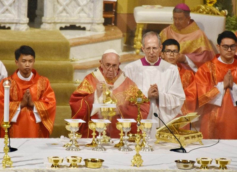 Chuyên cơ của Đức Giáo hoàng Francis xuất phát từ Thái Lan đã bay qua “Vùng thông tin bay Đài Bắc” (Taipei FIR) để tiếp tục đến Nhật Bản vào chiều 23/11. Đức Giáo hoàng đã gửi điện cảm ơn và bày tỏ sẽ cầu nguyện cho nhân dân Đài Loan, hy vọng phước lành và hòa bình sẽ đến với Đài Loan. Ảnh trên là hình ảnh Đức Giáo hoàng tại Thái Lan vào ngày 22/11 (Ảnh: CNA)