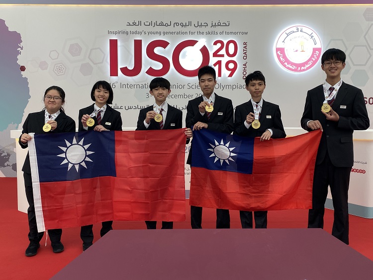 Đội tuyển Đài Loan tham dự Kỳ thi Olympic Khoa học trẻ Quốc tế 2019 (IJSO) gồm 6 thí sinh đều giành được huy chương vàng, thành tích toàn đoàn xếp thứ 2 thế giới (Ảnh do Bộ Giáo dục cung cấp)