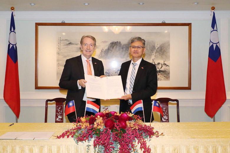 Taiwan telah menandatangani perjanjian bekerja sambil berlibur dengan 17 negara di seluruh dunia, Belanda akan menjadi negara Eropa ke-12 setelah Inggris dan Jerman. James K. J. Lee berharap kerja sama ini dapat meningkatkan pemahaman dan persahabatan antara generasi muda dari kedua negara.