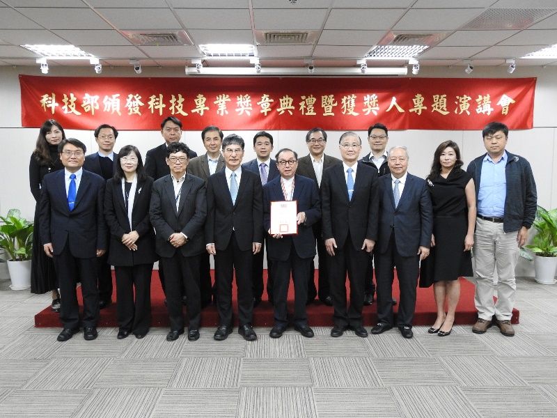 Tại lễ trao tặng Huy chương chuyên môn Khoa học và Công nghệ diễn ra vào ngày 18/12/2019, Bộ trưởng Bộ Khoa học Kỹ thuật Trần Lương Cơ đã đích thân trao tặng “Huy chương chuyên môn Khoa học và Công nghệ hạng nhất” cho ông Lâm Bách Lý – Chủ tịch Hội đồng quản trị Công ty Quanta Computer Inc. (thứ 5 từ trái qua) (Ảnh: Bộ Khoa học Kỹ thuật)