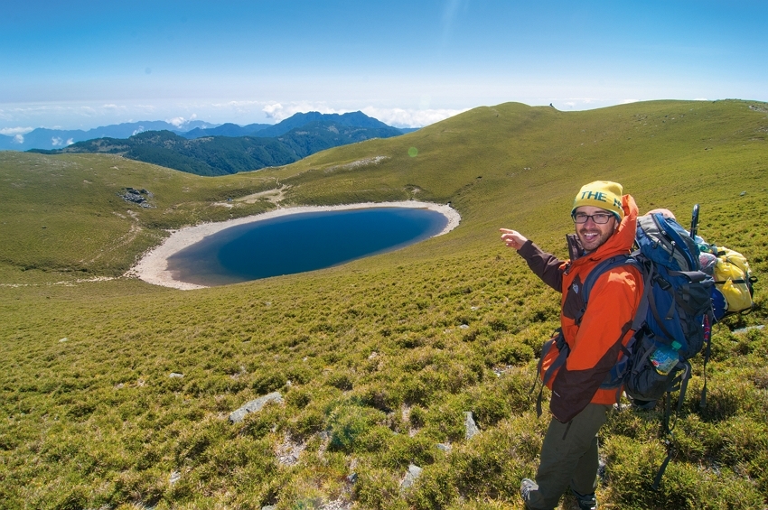 Rifat dan tim kerja iWalker menjelajahi gunung dan laut, menyajikan keindahan tempat-tempat yang ada di Taiwan kepada masyarakat.