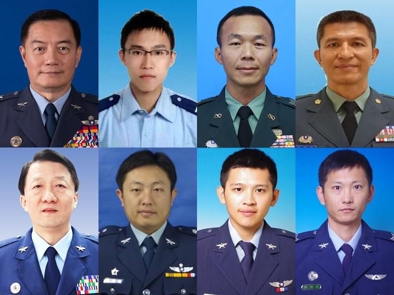Ngày 2/1, chiếc máy bay trực thăng quân sự UH-60 Black Hawk chở theo 13 người đã gặp nạn tại khu vực giáp ranh giữa thành phố Tân Bắc và huyện Nghi Lan. 8 người trên máy bay bị thiệt mạng bao gồm: Hàng trên, từ trái qua: Tổng tham mưu trưởng – Đại tướng Thẩm Nhất Minh, thiếu tá tham mưu Hoàng Thánh Hàng, sĩ quan trưởng Hàn Chính Hoành, thiếu tướng Hồng Hồng Quân. Hàng dưới, từ trái qua: thiếu tướng Dư Thân Văn, phi công lái chính Diệp Kiến Nghi, phi công lái phụ Lưu Trấn Phú, kỹ sư trưởng Hứa Hồng Bân (Ảnh: Bộ Quốc phòng)