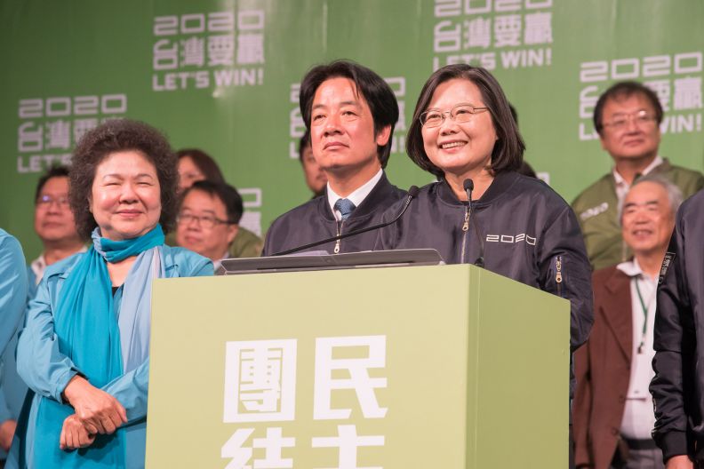 Tổng thống đương nhiệm Thái Anh Văn (bên phải) đã giành thắng lợi với 8.170.231 phiếu bầu (tương đương 57,13%). Với kết quả này, bà Thái Anh Văn chính thức tái đắc cử nhiệm kỳ Tổng thống thứ hai, cựu Thủ tướng Lại Thanh Đức (bên trái) cũng chính thức trở thành Phó Tổng thống trong nhiệm kỳ mới. (Ảnh: Bộ Ngoại giao)