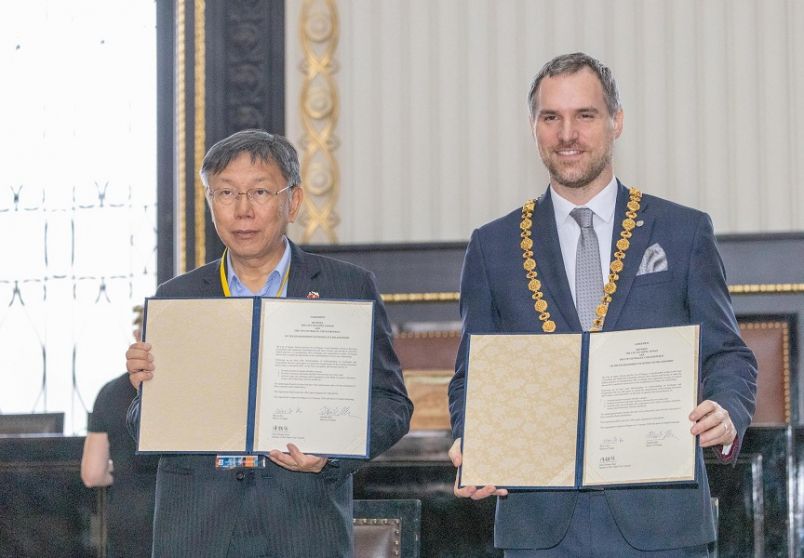 Ngày 13/1, Thị trưởng thành phố Đài Bắc Kha Văn Triết (bên trái) và Thị trưởng thành phố Praha Zdeněk Hřib (bên phải) đã ký kết thỏa thuận tại Tòa thị chính Praha, hai thành phố chính thức trở thành thành phố kết nghĩa (Ảnh do Chính quyền thành phố Đài Bắc cung cấp)