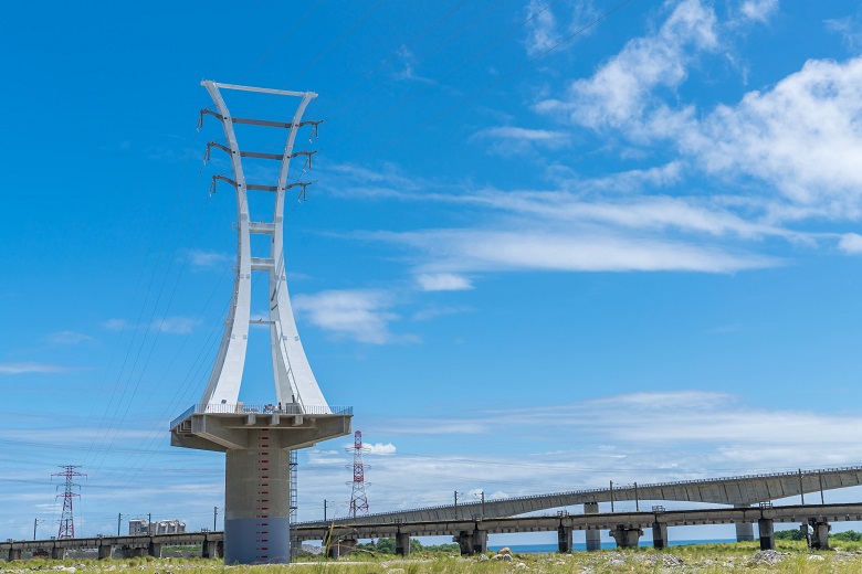 Menara listrik kreatif pertama di Taiwan ini terletak di antara Kabupaten Yilan dan Hualien di tepi Sungai Heping, dan dapat disaksikan oleh masyarakat ketika naik kereta api dari Stasiun Hanben (Yilan) menuju Stasiun Heping (Hualien), atau ketika sedang berkendara di Jalan Raya Suhua.