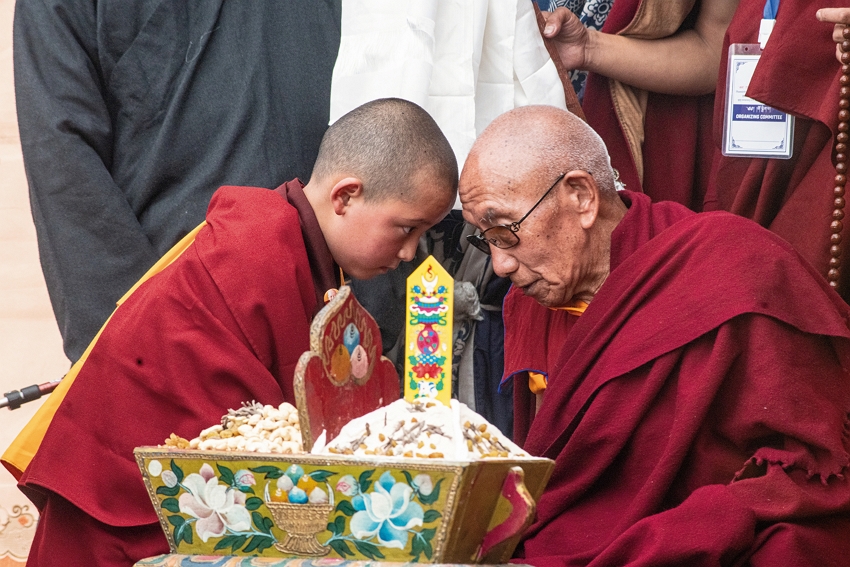 圖中的Tengboche Rinpoche Ngawang Tenzing Zangpo Rinpoche（右）坐著轎子翻山越嶺了3天3夜，回來為轉世的Thame Rinboche Nwang Shedrup Sherpa主持印證Thame仁波切回歸登基儀式。 (李安峰攝)