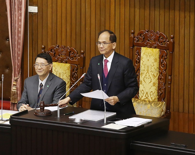 Nhằm ứng phó tình hình dịch bệnh Covid-19, ngày 25/2, Viện trưởng Viện Lập pháp Du Tích Khôn (bên phải) đã gõ búa thông qua vòng 3 Quy định đặc biệt về việc phòng chống và cứu trợ tài chính đối với bệnh viêm phổi truyền nhiễm đặc biệt nghiêm trọng (Covid-19) (Ảnh: CNA)