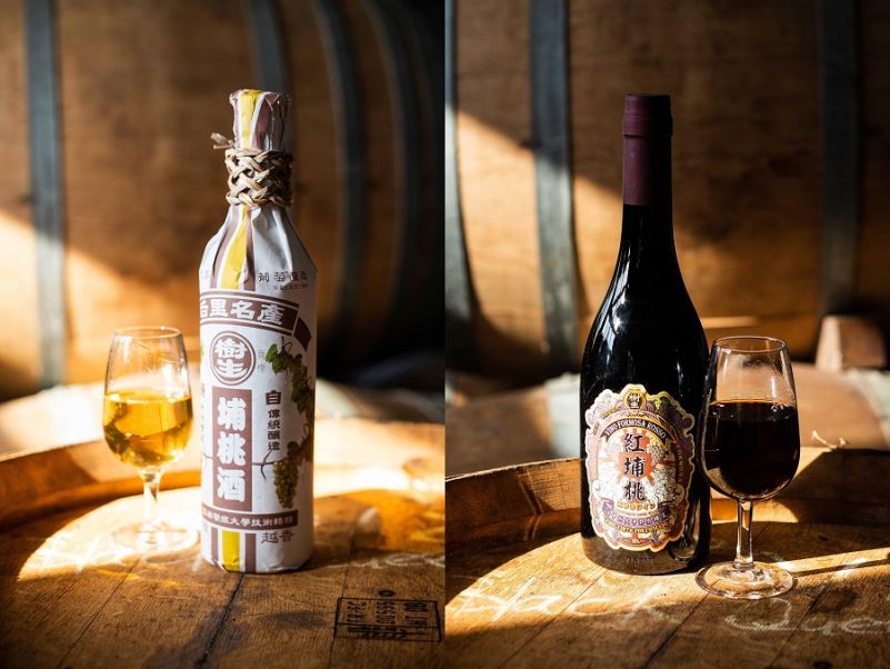 Rượu vang đỏ “Vino Formosa Rosso” và rượu vang trắng “Golden Muscat White Wine” do Giáo sư Trần Thiên Hạo và điền trang rượu vang Thụ Sinh (She Sheug) sản xuất đã giành được 2 chứng nhận huy chương vàng tại “Cuộc thi Rượu vang Thế giới Paris lần thứ 26”, chứng minh Đài Loan cũng có thể sản xuất được loại rượu vang mang đẳng cấp quốc tế (Ảnh do Giáo sư Trần Thiên Hạo cung cấp)