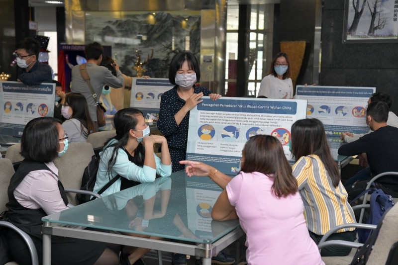 Nhằm tăng cường công tác phòng chống dịch bệnh đối với lao động nước ngoài, Bộ Lao động đã đề xuất các biện pháp phối hợp, trong đó có việc gia hạn thời hạn làm việc của lao động nước ngoài và đôn đốc chủ thuê lao động thực hiện quản lý phòng chống dịch bệnh. Ảnh trên là chương trình hướng dẫn phòng chống dịch bệnh cho lao động nước ngoài tại huyện Nam Đầu (Ảnh do Chính quyền huyện Nam Đầu cung cấp)