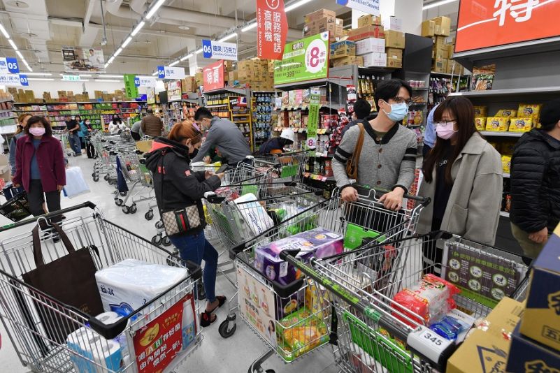 Ngày 19/3, Bộ trưởng Bộ Y tế-Phúc lợi Trần Thời Trung cho biết: Số ca nhiễm Covid-19 tại Đài Loan không nhiều, Đài Loan “không có lý do để hoảng loạn”, nếu mọi người đều mua sắm một cách chừng mực thì hàng hóa chắc chắn sẽ đủ dùng. Ảnh trên là cảnh người dân chen chúc mua hàng tại một siêu thị ở thành phố Tân Bắc (Ảnh: CNA)