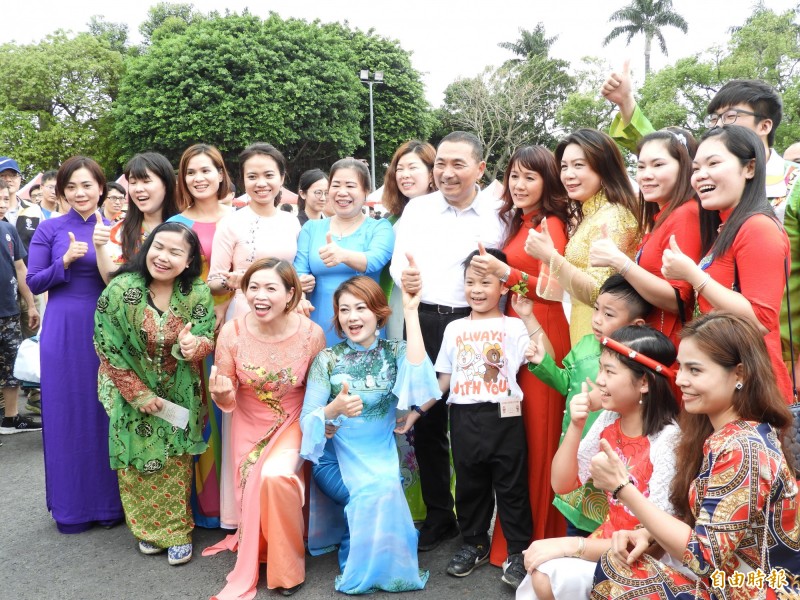 Theo thống kê mới nhất của Bộ Nội chính, tổng số người nhập quốc tịch Trung Hoa Dân Quốc trong năm 2019 là 3.438 người; trong đó nhiều nhất là người Việt Nam với 2.325 người (chiếm 67,63%), người Philippines xếp thứ 2 với 362 người, đứng thứ 3 là người Indonesia với 350 người. Ảnh trên là các chị em người Việt Nam gặp mặt Thị trưởng thành phố Tân Bắc Trần Hữu Nghi (Ảnh: LTN)