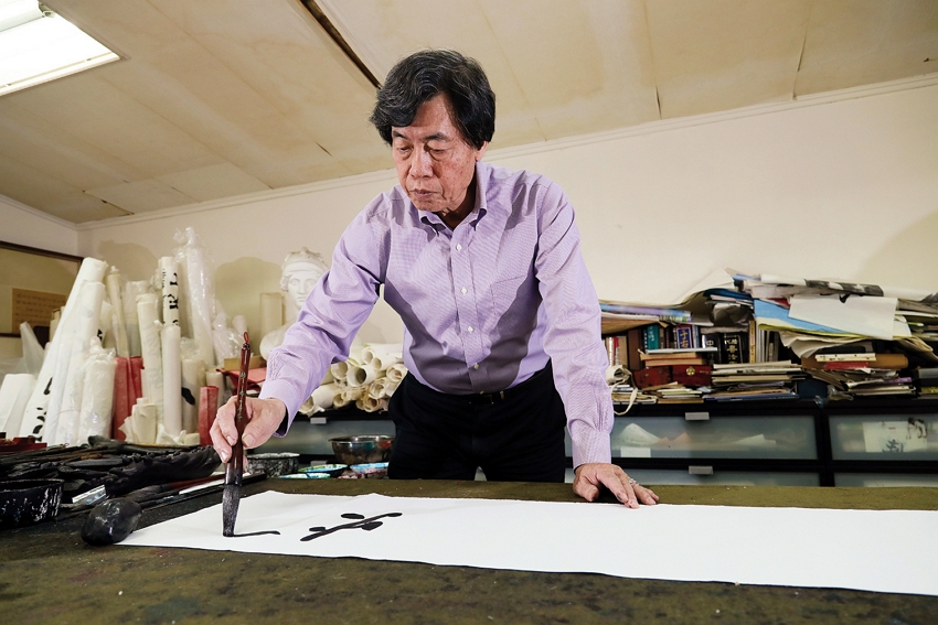 Calligrapher Chu Chen-nan believes that spiritually he is a combination of ancient and modern, Chinese and Western. In his works he blends calligraphy with painting, and ink with colors. (photo by Jimmy Lin)