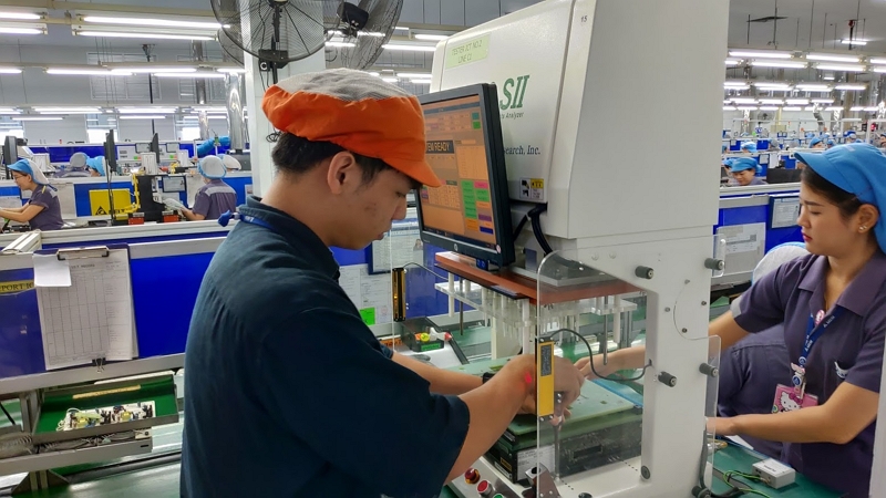 NTUT students perform a smart manufacturing line assessment in Thailand organized under the auspices of the Ministry of Education’s NSP internship program. (Courtesy of MOE)